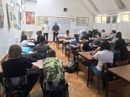 У ОШ „Краљ Петар II Карађорђевић" у Београду наше колеге Биљана Марцојевић и Никола Милошевски одржали су образовне програме намењене ученицима основношколског узраста.