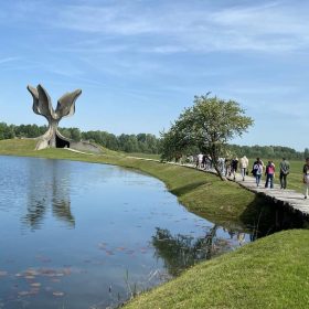 Група ученика и наставника Петнаесте београдске гимназије ,,Патријарх Павле“ боравила је у студијском боравку у Јасеновцу и Пакрацу