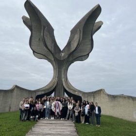 Ученици и професори Осме београдске гимназије посетили Јасеновац